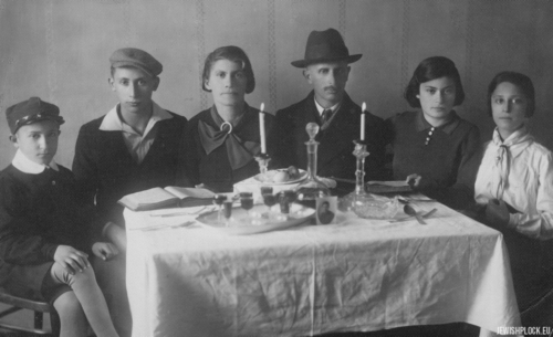 Chiel Bieżuński with his wife Ruchla and children: Aron, Izrael, Nauma and Syma on the Passover Seder, early the 1930s.